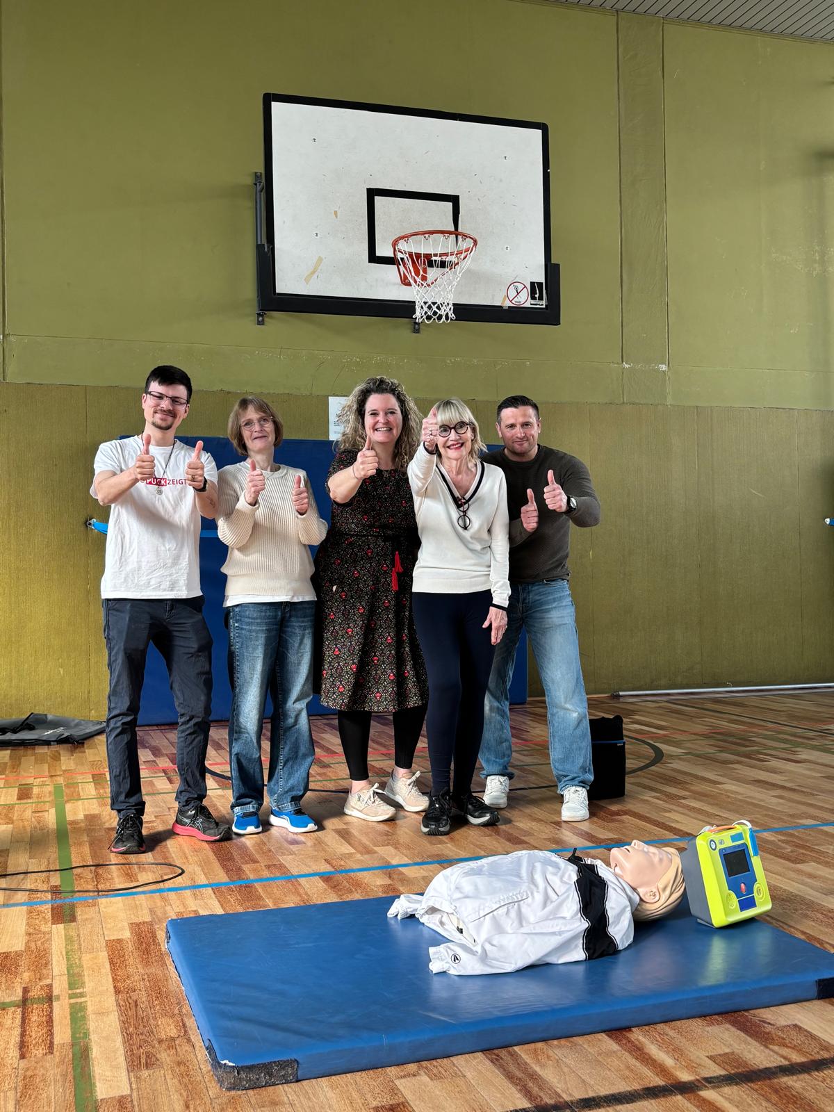 Gruppenfoto eines Erste-Hilfe-Kurses